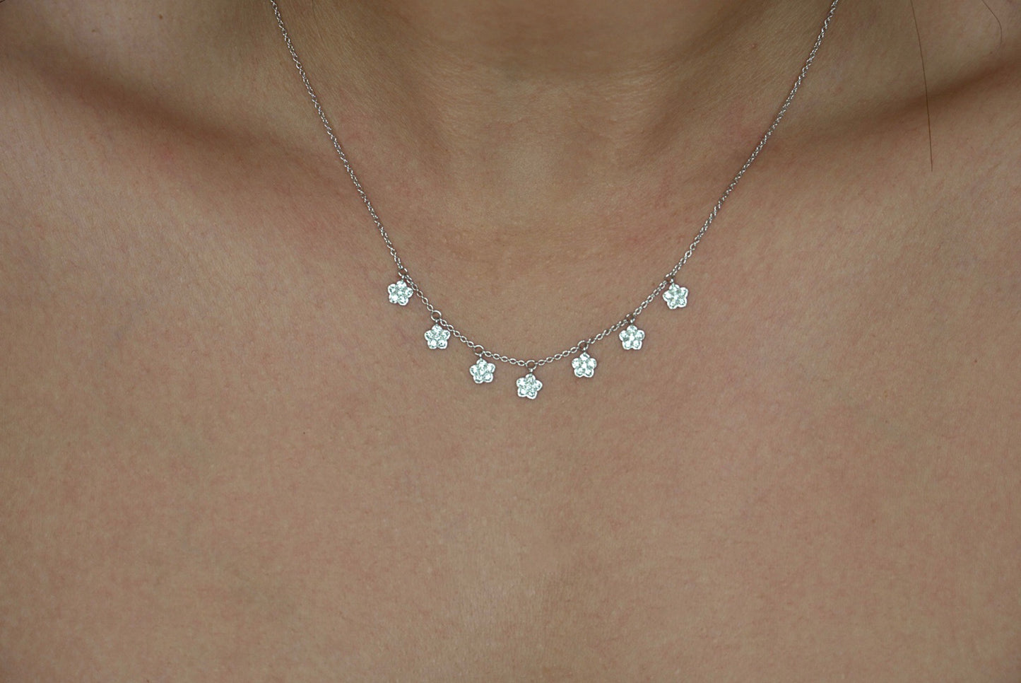Trendy 18k white gold necklace with dangling diamond flowers