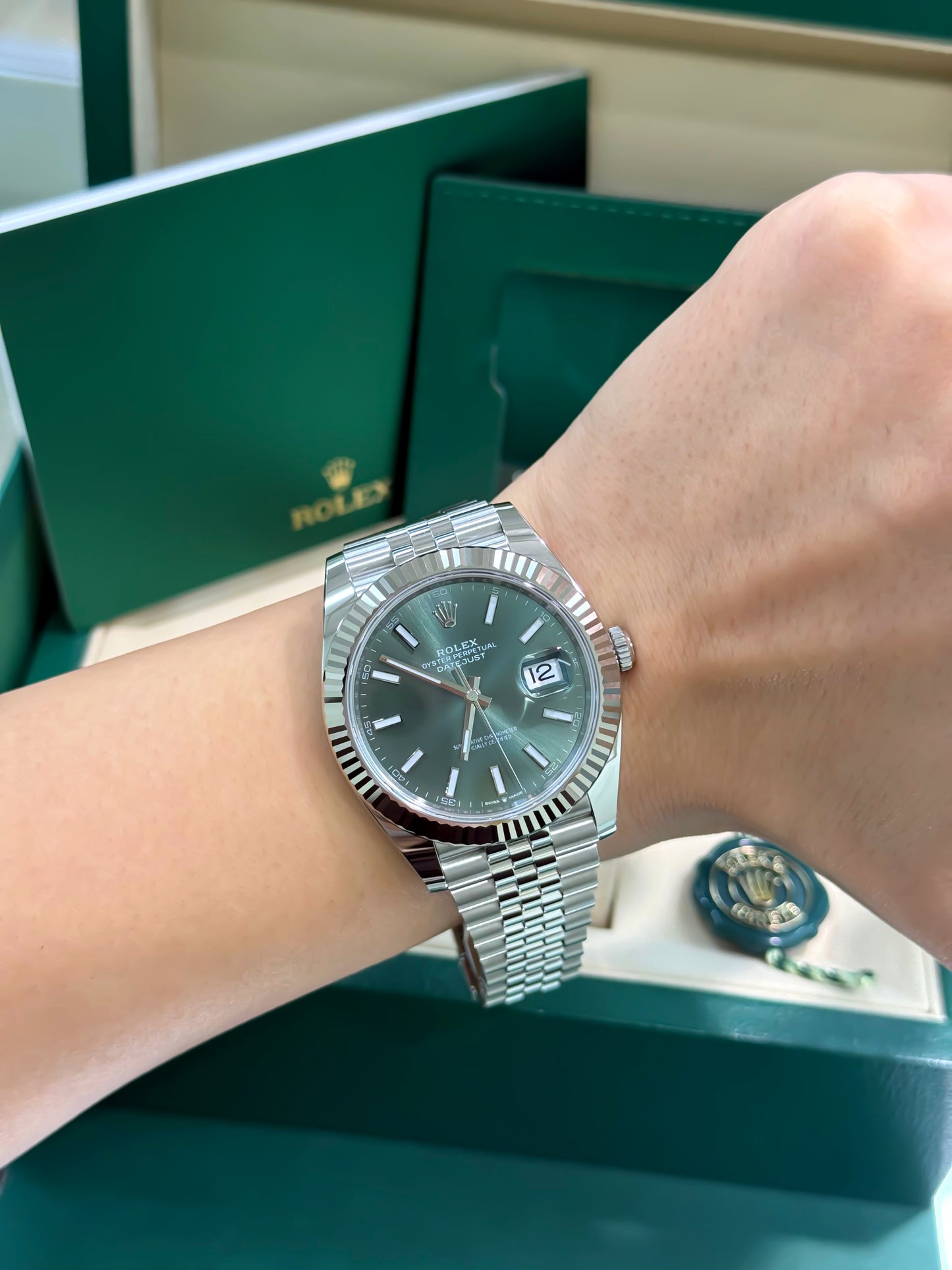126334 ROLEX datejust 41mm New, Stainless Steel Jubilee band with 18K White gold fluted bezel. Green index dial. Mint green dial. Date just II. 